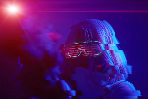 Flicka med sprängare i det futuristiska slaget. Begreppet virtuell verklighet, cyberspel. Bild med glitch effekt. — Stockfoto