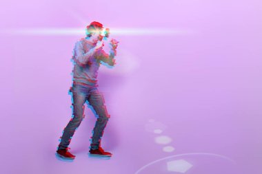 Sanal gerçeklik kulaklığı olan adam oyun oynuyor ve savaşıyor. Hata efektli resim.