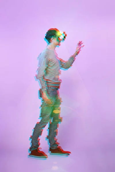 El hombre está usando auriculares de realidad virtual. Imagen con efecto glitch . — Foto de Stock