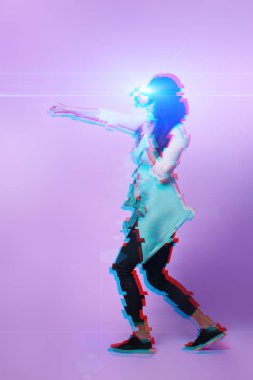 Kadın sanal gerçeklik kulaklığı kullanıyor. Hata efektli resim.