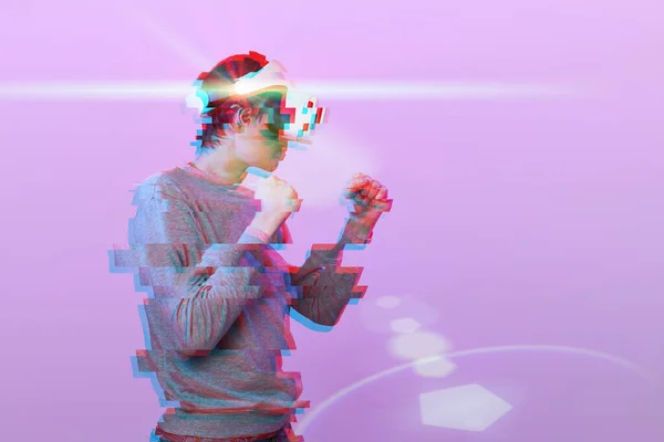El hombre con auriculares de realidad virtual está jugando y luchando. Imagen con efecto glitch . — Foto de Stock