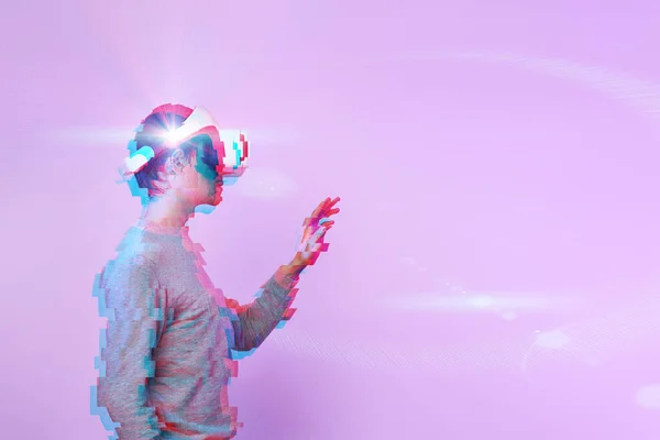 Człowiek używa gogli wirtualnej rzeczywistości. Obraz z efektem usterki. — Zdjęcie stockowe