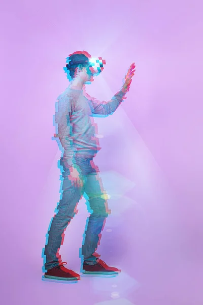 El hombre está usando auriculares de realidad virtual. Imagen con efecto glitch . — Foto de Stock