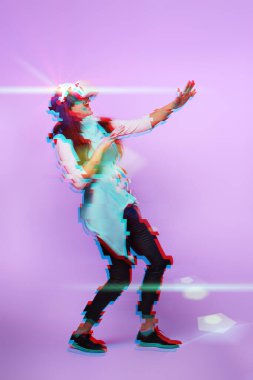 Kadın sanal gerçeklik kulaklığı kullanıyor. Hata efektli resim.