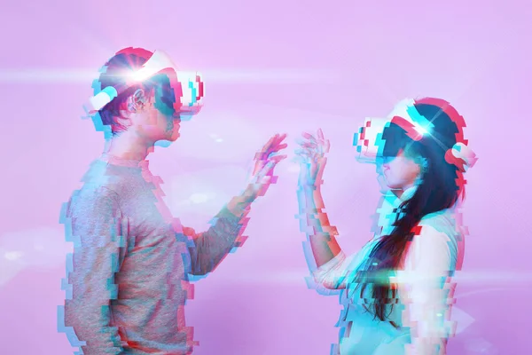Пара закоханих спілкується за допомогою гарнітури віртуальної реальності. Зображення з ефектом глюка . — стокове фото