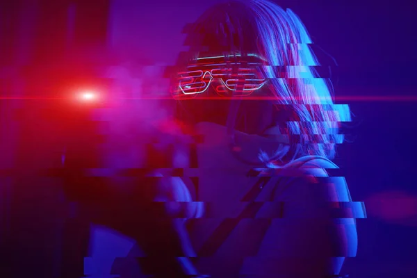 Chica con blaster en la batalla futurista. Concepto de realidad virtual, juego cibernético. Imagen con efecto glitch . — Foto de Stock