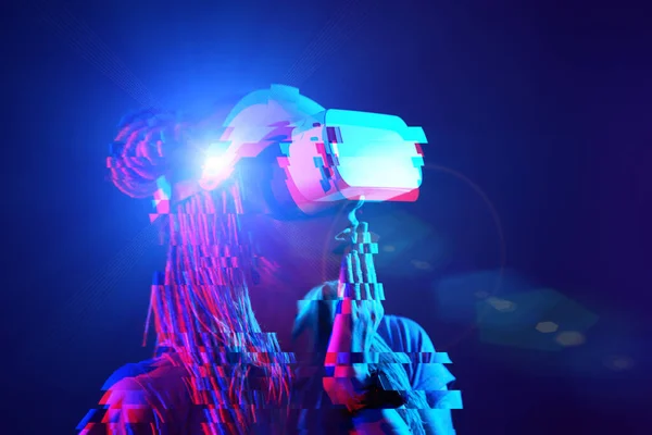 La mujer está usando auriculares de realidad virtual. Retrato de estudio de luz de neón. Imagen con efecto glitch . —  Fotos de Stock