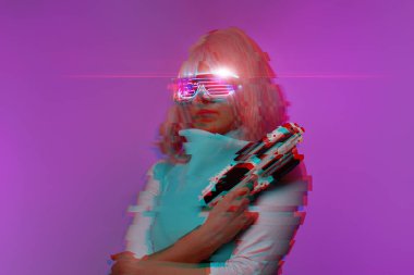 Fütüristik savaşta silahı olan kız. Sanal gerçeklik kavramı, siber oyun. Hata efektli resim.