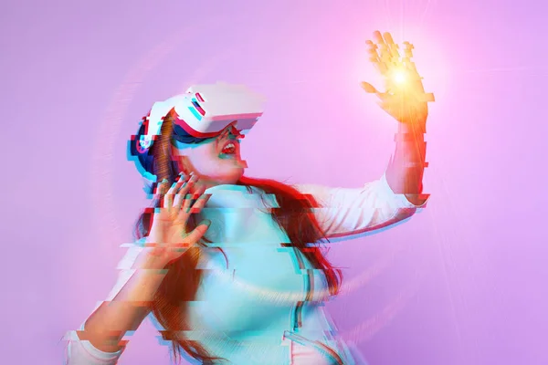 Kobieta używa gogli wirtualnej rzeczywistości. Obraz z efektem usterki. — Zdjęcie stockowe
