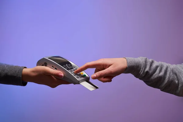 Betalning med kreditkort via knappsats. — Stockfoto