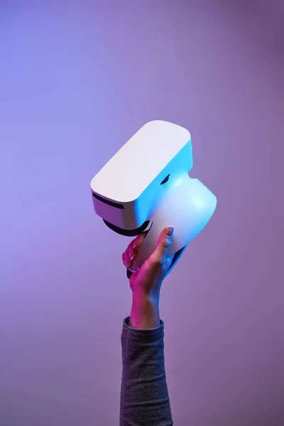 Mão com fone de ouvido de realidade virtual. Tecnologia do futuro . — Fotografia de Stock