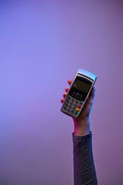 El ve iğne yastığı. Ödeme pos terminali üzerinden.