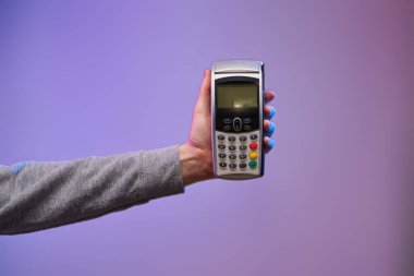 El ve iğne yastığı. Ödeme pos terminali üzerinden.