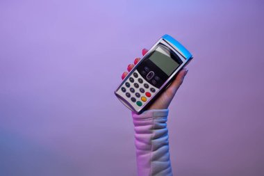 El ve iğne yastığı. Ödeme pos terminali üzerinden.