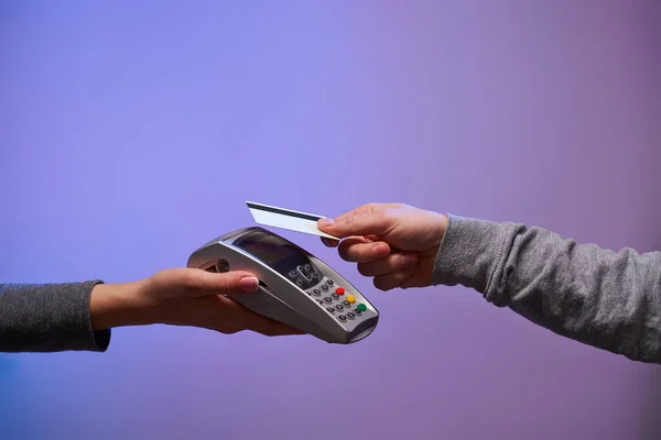 Оплата кредитной картой через PIN-карту . — стоковое фото