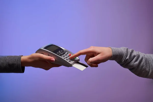 Payment by credit card via pin pad. — Stock Photo, Image