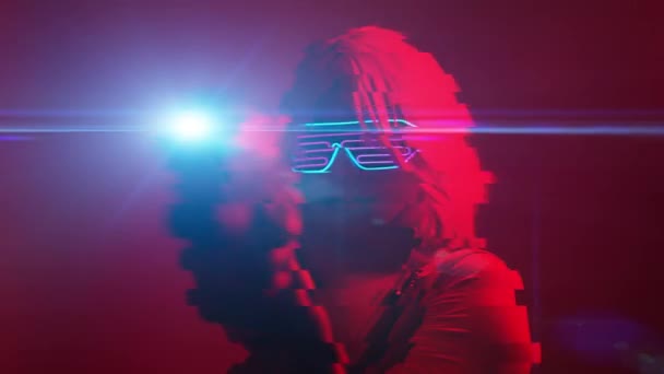 Dívka s blasterem v futuristické bitvě. Koncepce virtuální reality, počítačová hra. — Stock video