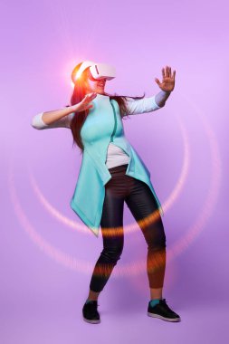 Sanal gerçeklik kulaklığı takan kadın..