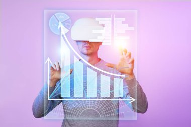 Adam grafikler ve grafikler şeklinde veri ile çalışmak için sanal gerçeklik kulaklık kullanır.