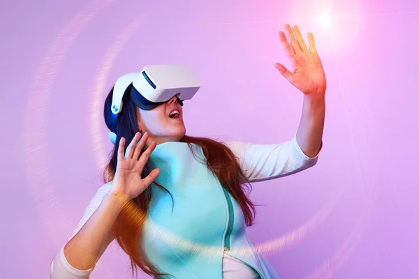 Femeia care poartă căști de realitate virtuală . — Fotografie, imagine de stoc