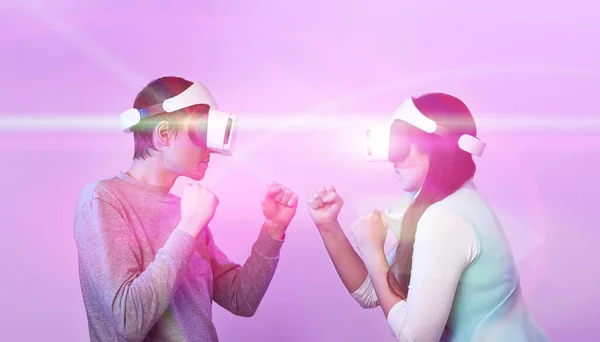 Cuplul cu cască de realitate virtuală se joacă și luptă . — Fotografie, imagine de stoc