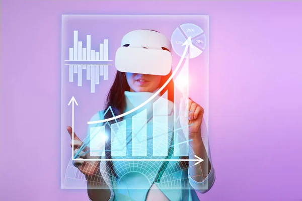 Mujer utiliza un auricular de realidad virtual para trabajar con datos en forma de gráficos y gráficos . —  Fotos de Stock