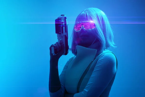 Menina com blaster na batalha futurista. Conceito realidade virtual, jogo cibernético . — Fotografia de Stock