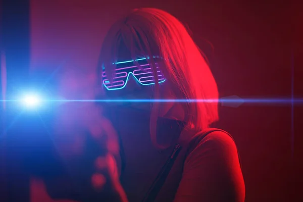 Mädchen mit Blaster in der futuristischen Schlacht. Konzept virtuelle Realität, Cyber-Spiel. — Stockfoto