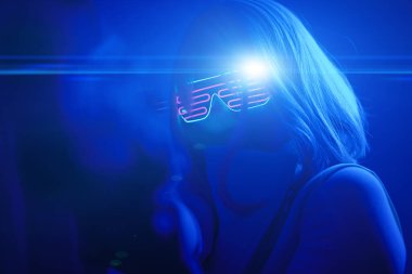 Fütüristik savaşta silahı olan kız. Sanal gerçeklik kavramı, siber oyun.