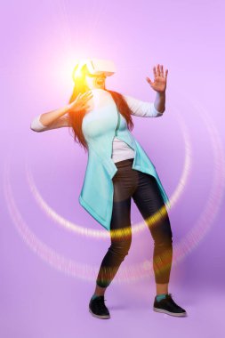 Sanal gerçeklik kulaklığı takan kadın..