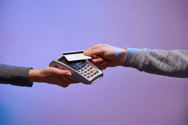 Payment by credit card via pin pad. — Stock Photo, Image