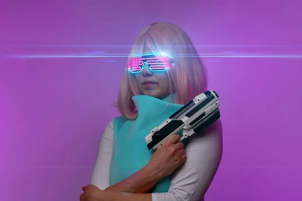 Fille avec blaster dans la bataille futuriste. Concept réalité virtuelle, cyber jeu . — Photo