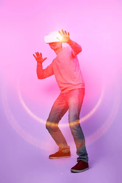 Man is using virtual reality headset. — Stock Photo, Image