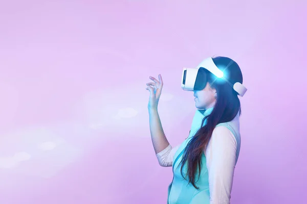 Femme utilise casque de réalité virtuelle. — Photo