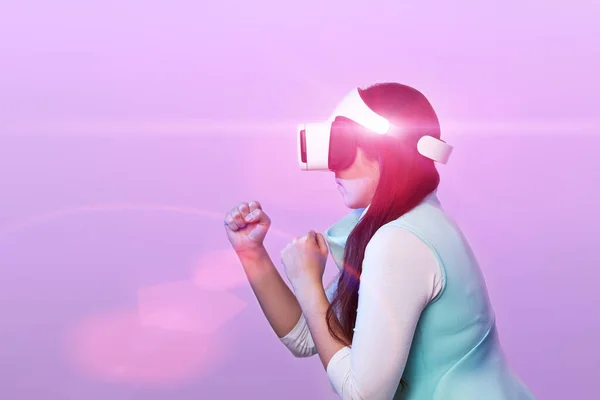 Kobieta używa gogli wirtualnej rzeczywistości. — Zdjęcie stockowe