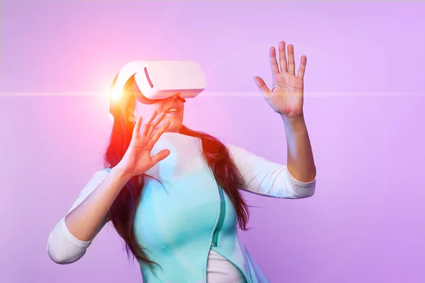 Woman wearing virtual reality headset. — Stock Photo, Image