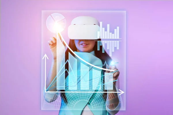 Женщина использует гарнитуру виртуальной реальности для работы с данными в виде графиков и диаграмм . — стоковое фото
