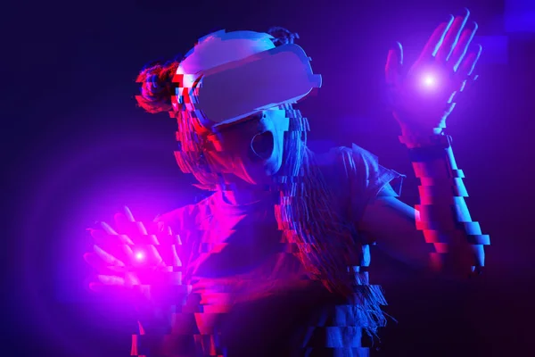 Donna sta usando cuffie realtà virtuale. Neon light studio ritratto. Immagine con effetto glitch . — Foto Stock