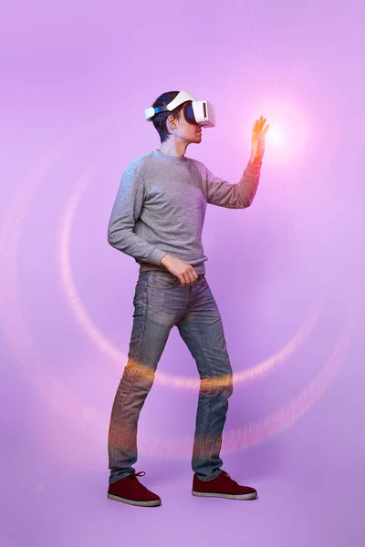 El hombre está usando auriculares de realidad virtual. — Foto de Stock