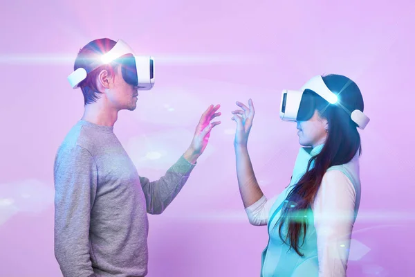 Пара закоханих спілкується за допомогою гарнітури віртуальної реальності . — стокове фото