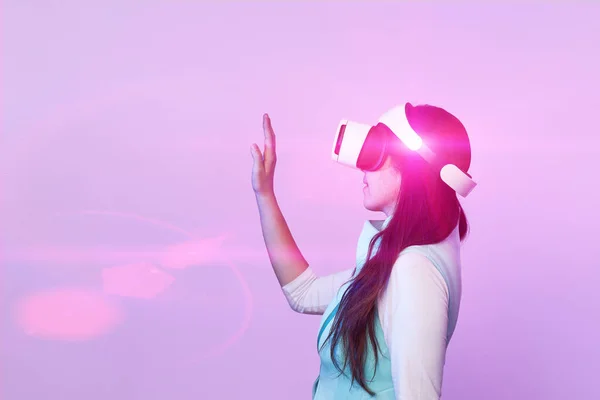 Woman is using virtual reality headset. — Stock Photo, Image