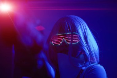 Fütüristik savaşta silahı olan kız. Sanal gerçeklik kavramı, siber oyun.