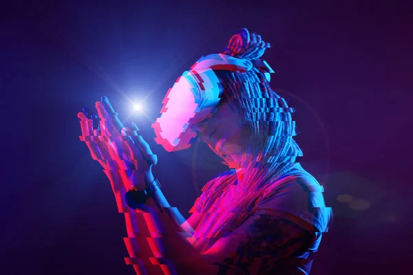 A mulher está usando fones de ouvido de realidade virtual. Retrato de estúdio de luz néon. Imagem com efeito de falha . — Fotografia de Stock