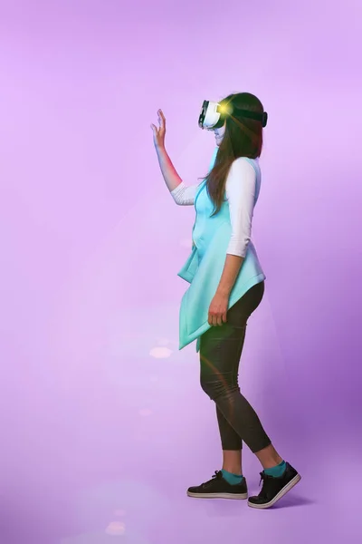 Η γυναίκα χρησιμοποιεί ακουστικά εικονικής πραγματικότητας.. — Φωτογραφία Αρχείου