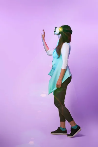 Mujer está utilizando auriculares de realidad virtual. — Foto de Stock