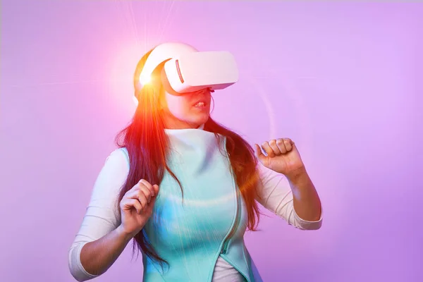 Mulher vestindo fone de ouvido realidade virtual . — Fotografia de Stock