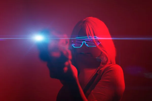 Mädchen mit Blaster in der futuristischen Schlacht. Konzept virtuelle Realität, Cyber-Spiel. — Stockfoto