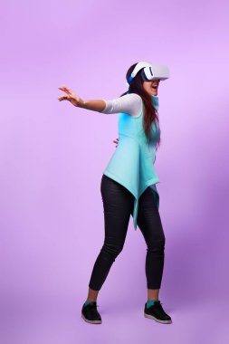 Sanal gerçeklik kulaklığı takan kadın..