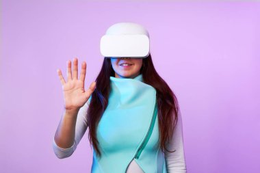 Kadın sanal gerçeklik kulaklığı kullanıyor..