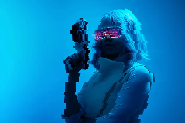 Dziewczyna z blasterem w futurystycznej bitwie. Koncepcja rzeczywistości wirtualnej, gra cybernetyczna. Obraz z efektem usterki. — Zdjęcie stockowe